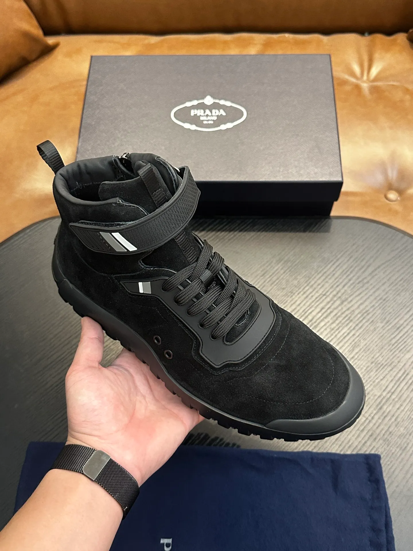[ PRADA ] Top P: 880💰 ▪️Size: 39-44 (customized at 38.45) Prad*Prada (Mauri order can be made) new men's nylon fabric sneakers This casual sneaker combines elegant and innovative design. It is made of nylon stretch fabric and has a slip-on design. The upper strap is equipped with an adjustable metal buckle, and the letters "PRADA" are eye-catching on the side of the shoe. Comes with full original packaging!